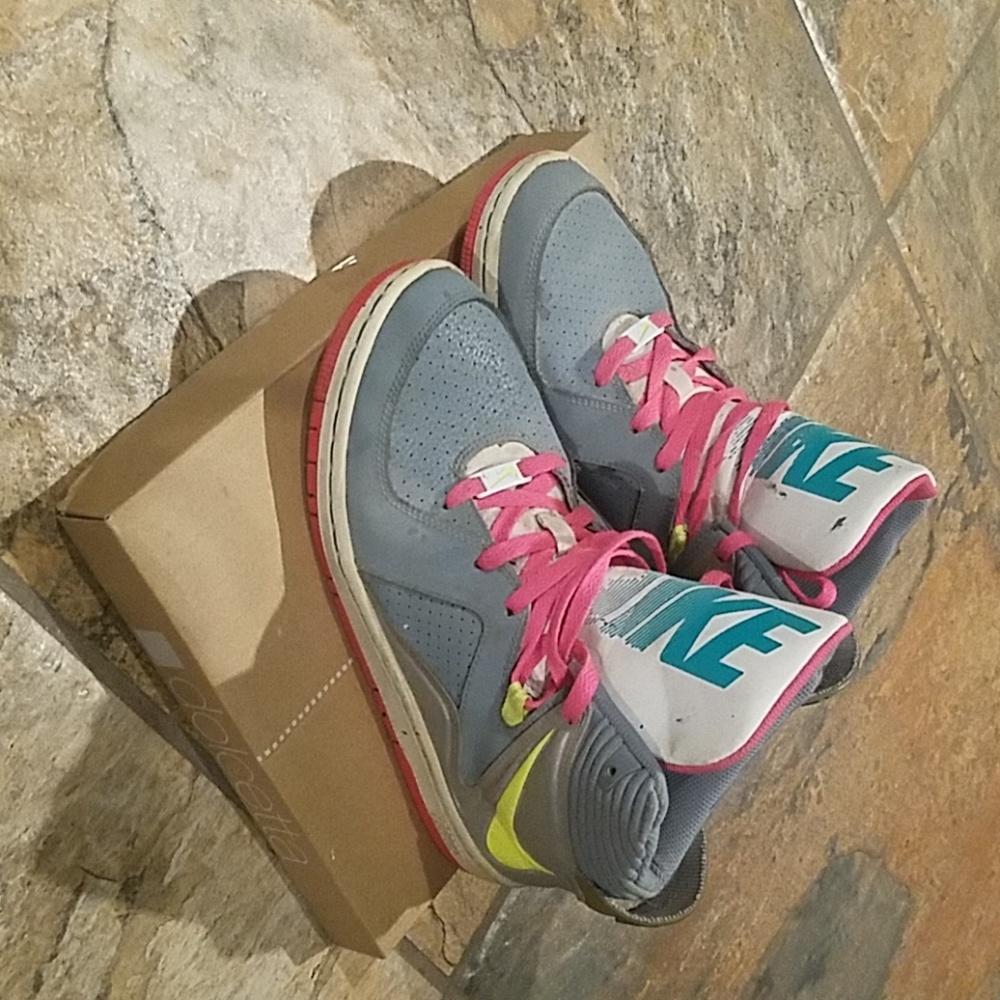 Nike - Picture 3 of 7
